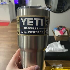 Yeti Silver Stainless Steel Tumbler 30oz BNWT